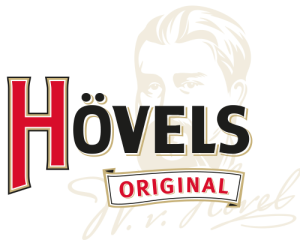 Ein goldfarbenes Logo zeigt ein Männerprofil über einem roten Namensschild.