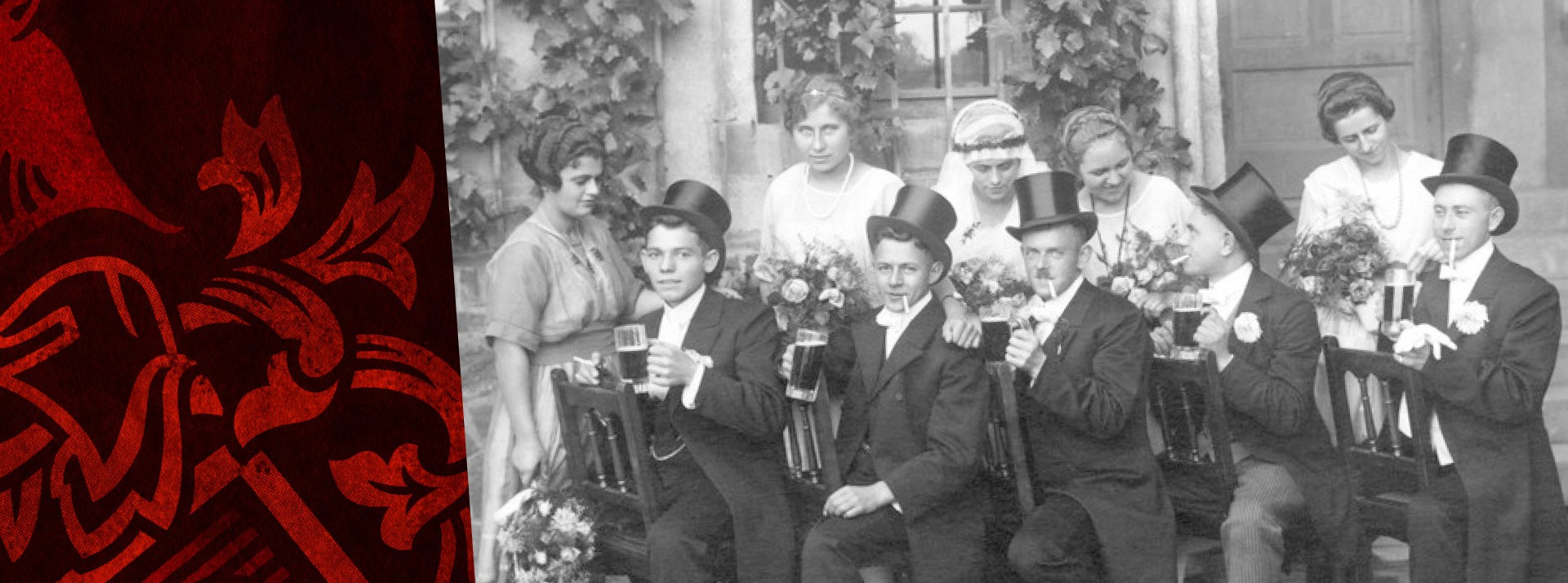 Gruppe in historischer Kleidung hält Gläser bei einer Zeremonie, umgeben von Weinreben.